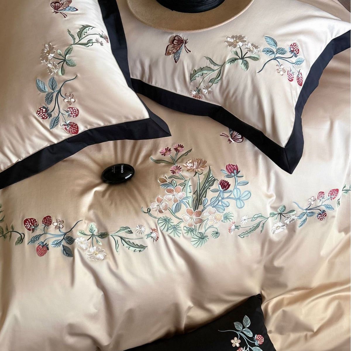 Luxuriöses besticktes Satin-Bettwäsche-Set mit Kontrastpaspel und Zierkissen