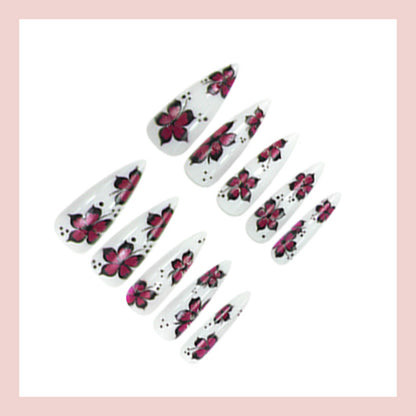 Kunstnagelset mit kreativen blumigen Designs Brehn