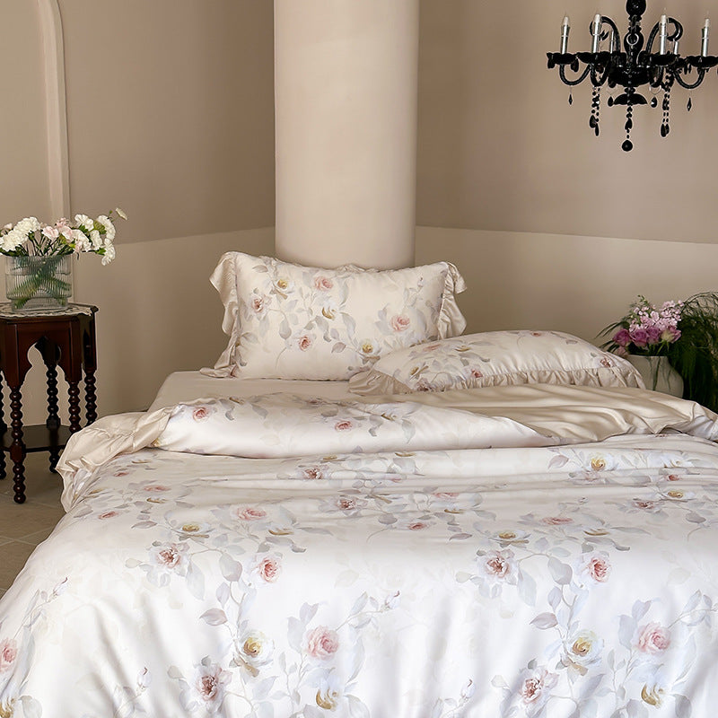 Luxuriöse Satin-Bettwäschegarnitur mit gerüschten Kissen und zartem Aquarell-Rosenprint