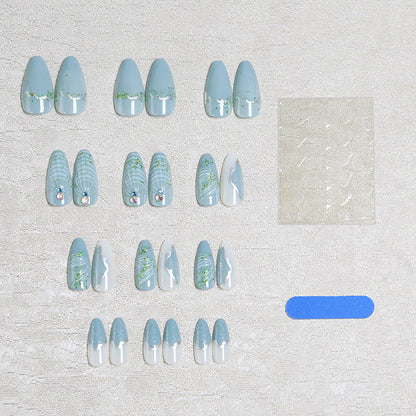 Glitzernde Kunstnagelkreation Brehn