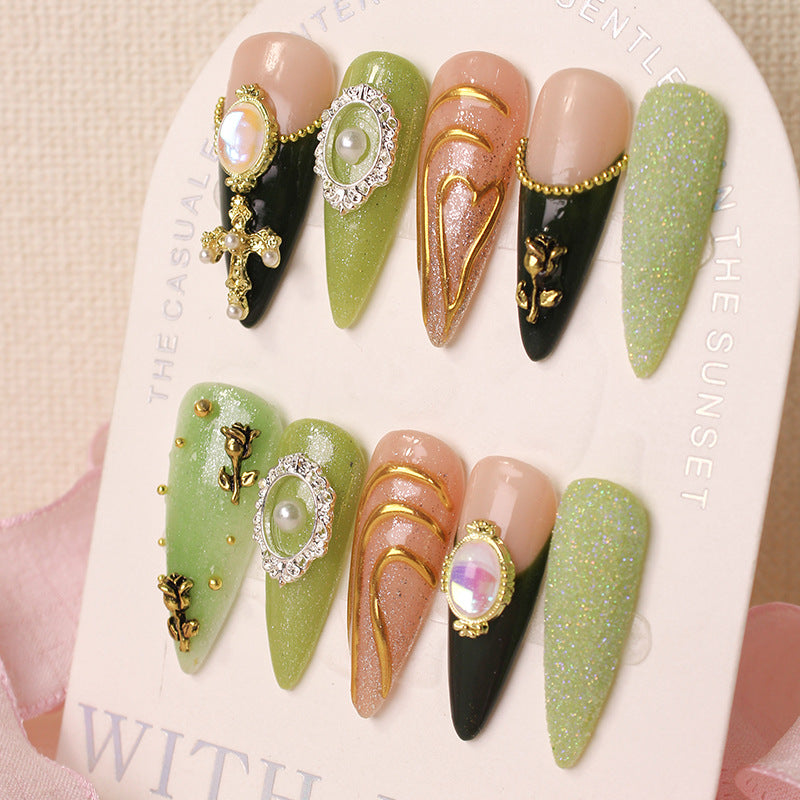 Kunstnagelset mit luxuriösen Verzierungen Brehn