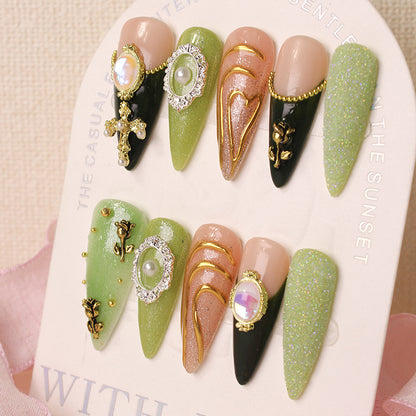Kunstnagelset mit luxuriösen Verzierungen Brehn