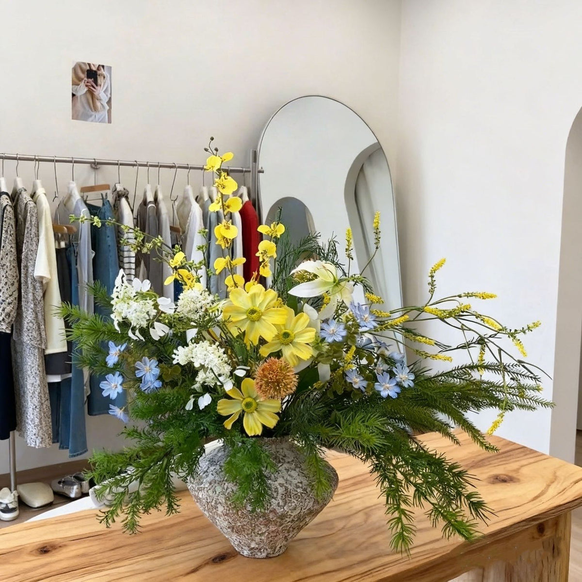 Dekorative Kunstblumenarrangement