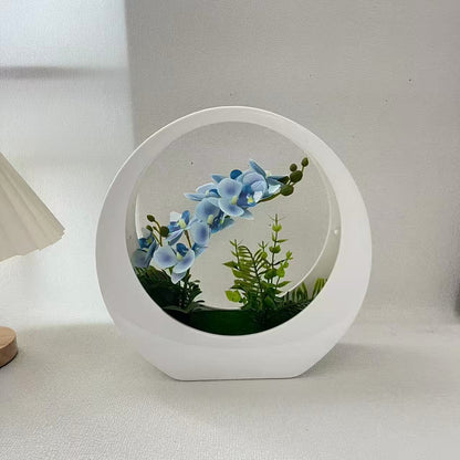 Dekorative Orchideenpflanze in modernem runden Vase