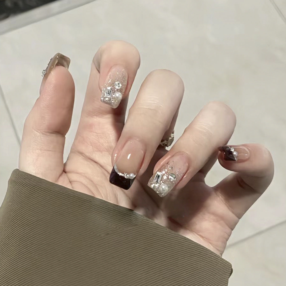 Kunstvolle Nageldesigns mit Glitzer- und Strassakzenten Brehn