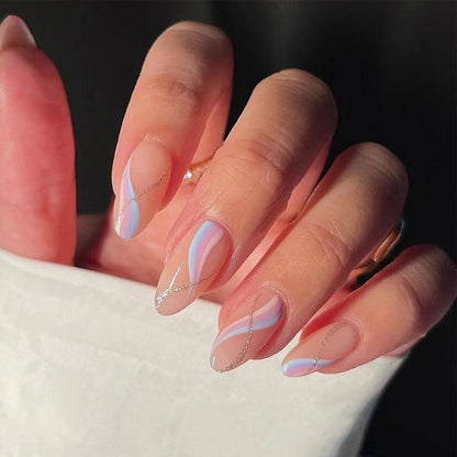 Kunstvolle Nagelverlängerungen mit elegantem Blattmuster Brehn