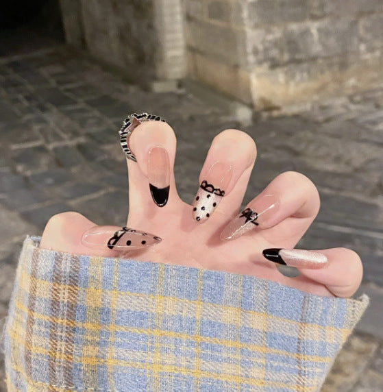 Künstlerisches Press-On Nail Set mit einzigartigen Designs Brehn