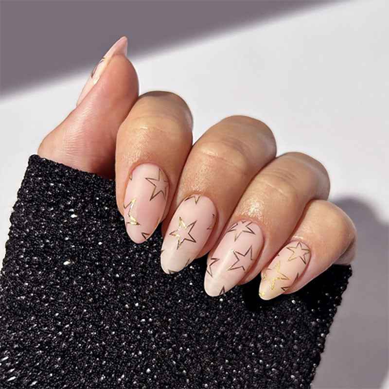 Kunstvolle Nagelkunst mit goldenen Sternmotiven Brehn