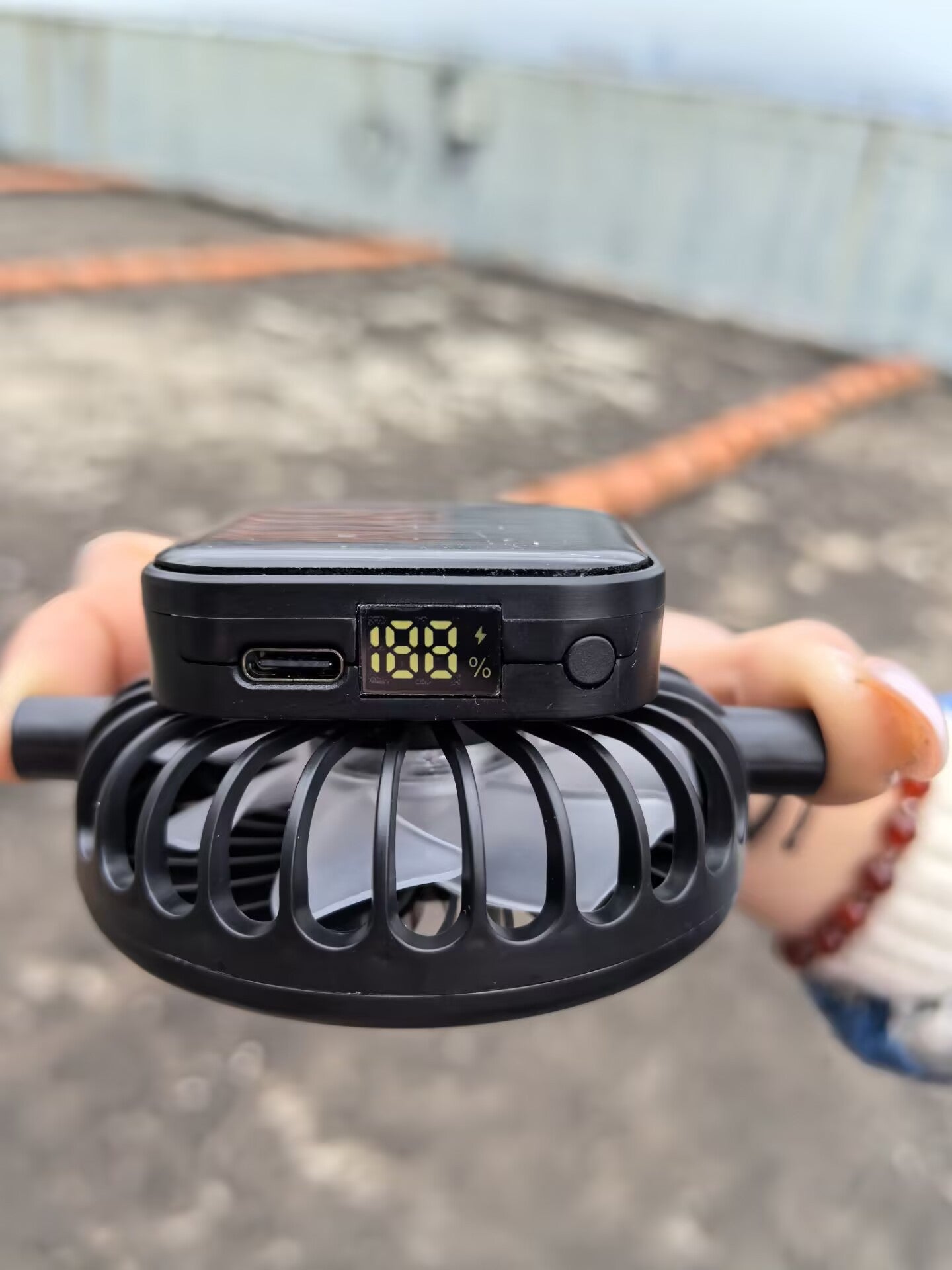 Solarbetriebener Mini-Lüfter mit digitaler Batteriestatusanzeige und USB-C-Ladeanschluss Brehn