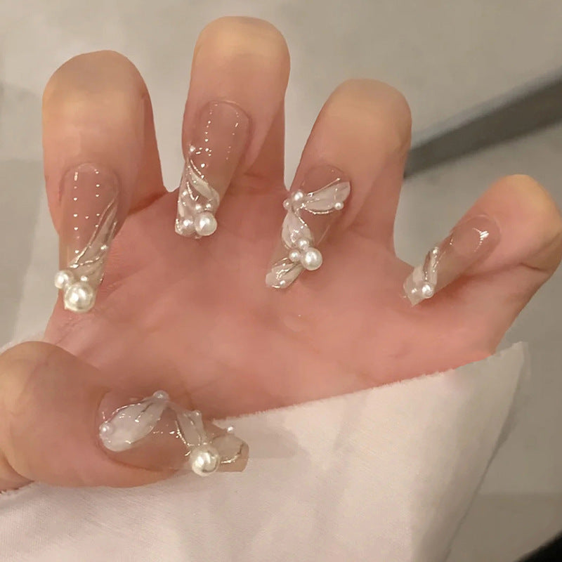 Kunstvolle Nagelkunst mit Glitzer- und Schmetterlingselementen Brehn