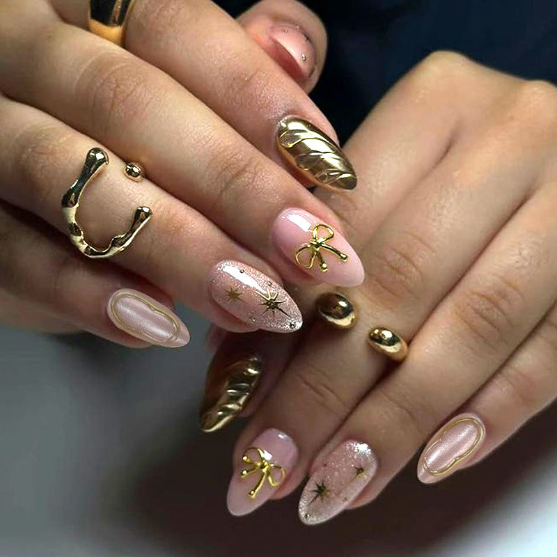 Kunstnagelset mit eleganten goldenen Akzenten Brehn