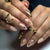 Kunstnagelset mit eleganten goldenen Akzenten Brehn