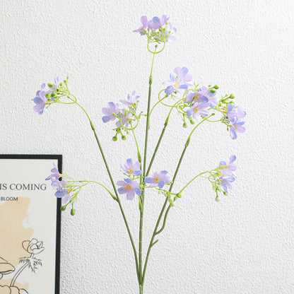 Künstlicher Blütenzweig mit zarten blauen Blumen und grünen Beeren Brehn