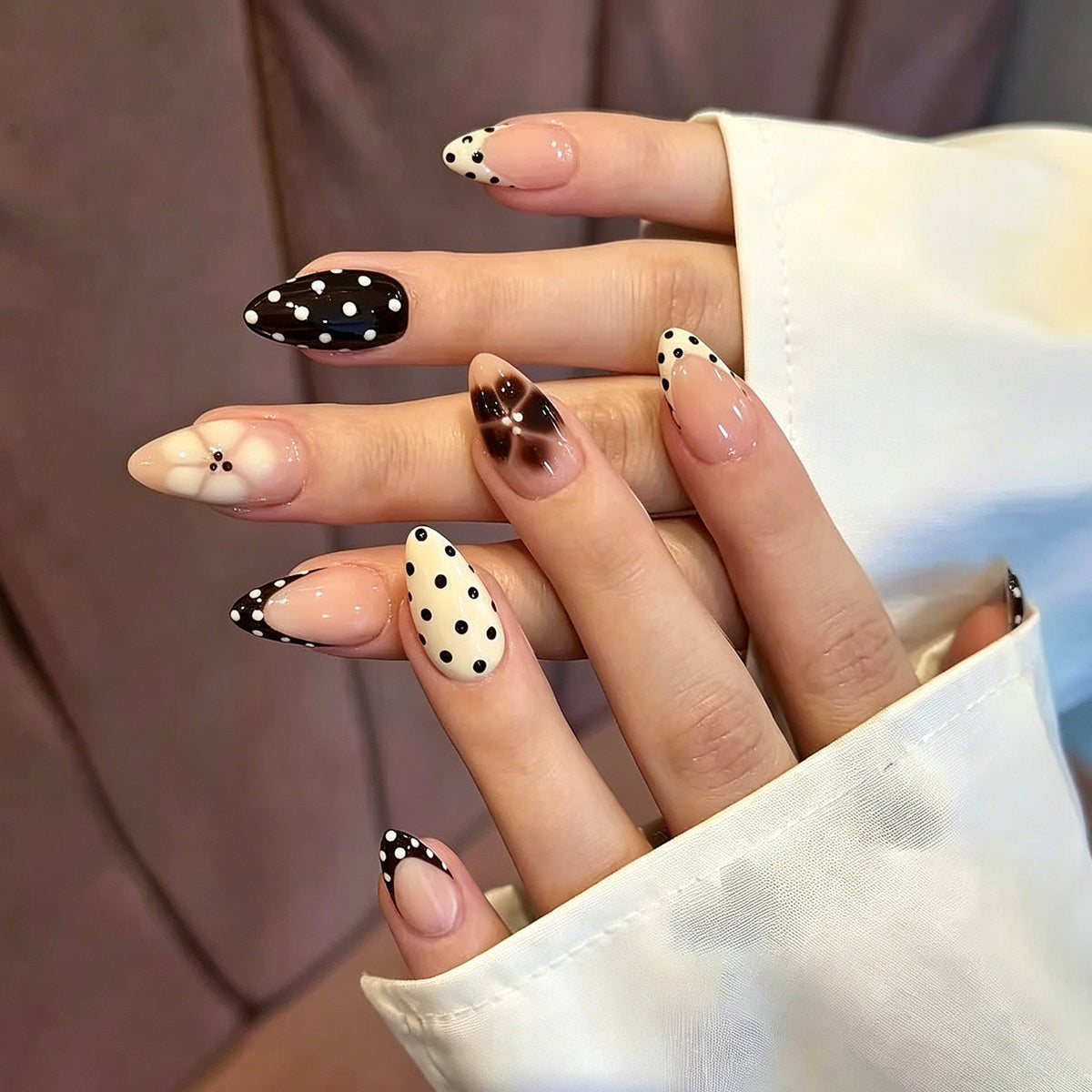 Elegante Spitz-Press-On-Nagelkunst mit Pünktchen- und Ombre-Designs Brehn