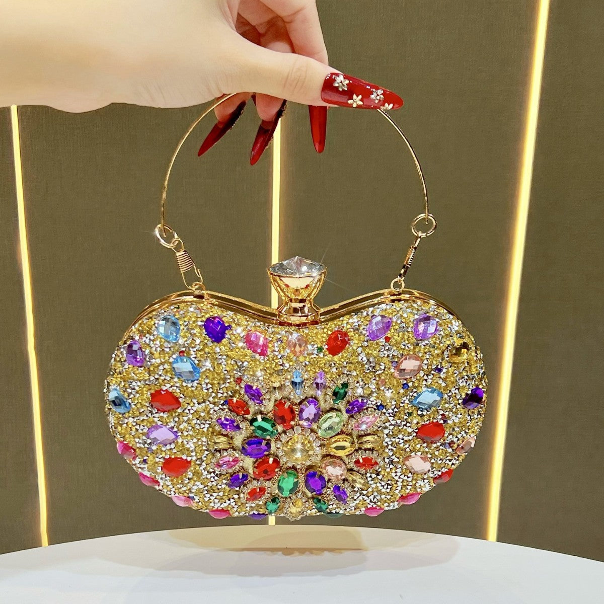 Aufwändige, mit Kristallen verzierte Abend-Clutch