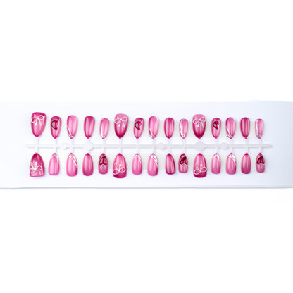 Dekoratives Press-On Nagelkunst-Set mit Herz- und Schleifendetails Brehn