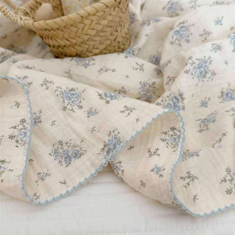 Unisex Musselin-Decke mit zartem Blumendesign und eleganten Rüschen Brehn