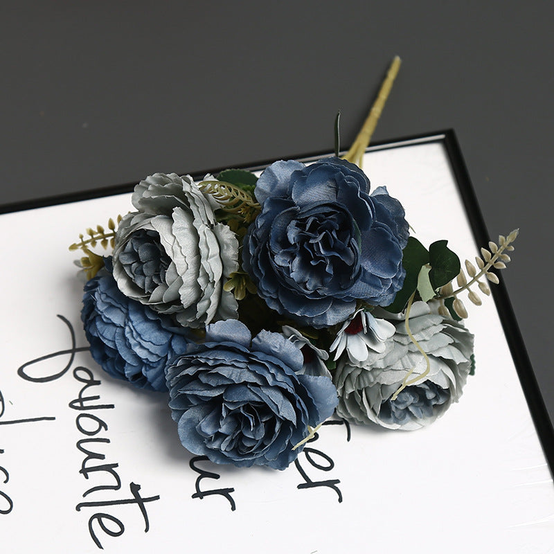 Elegante falsche Blumendekoration