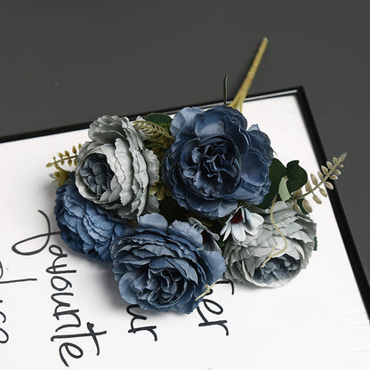 Elegante falsche Blumendekoration