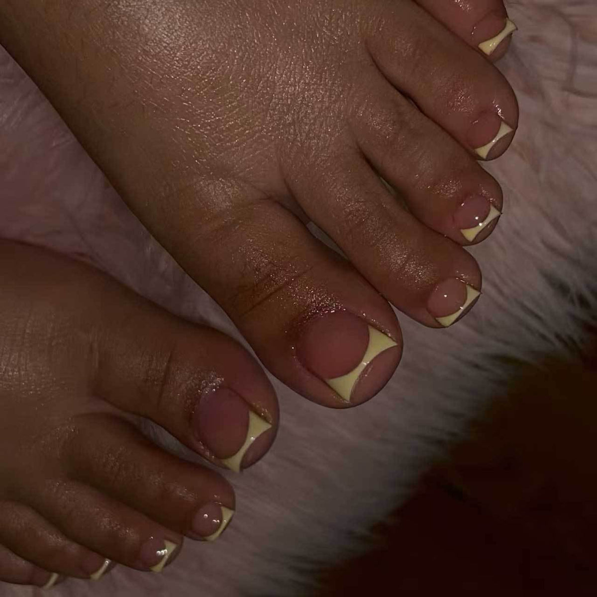 Elegante französische Spitzenzehen Nagelkunst