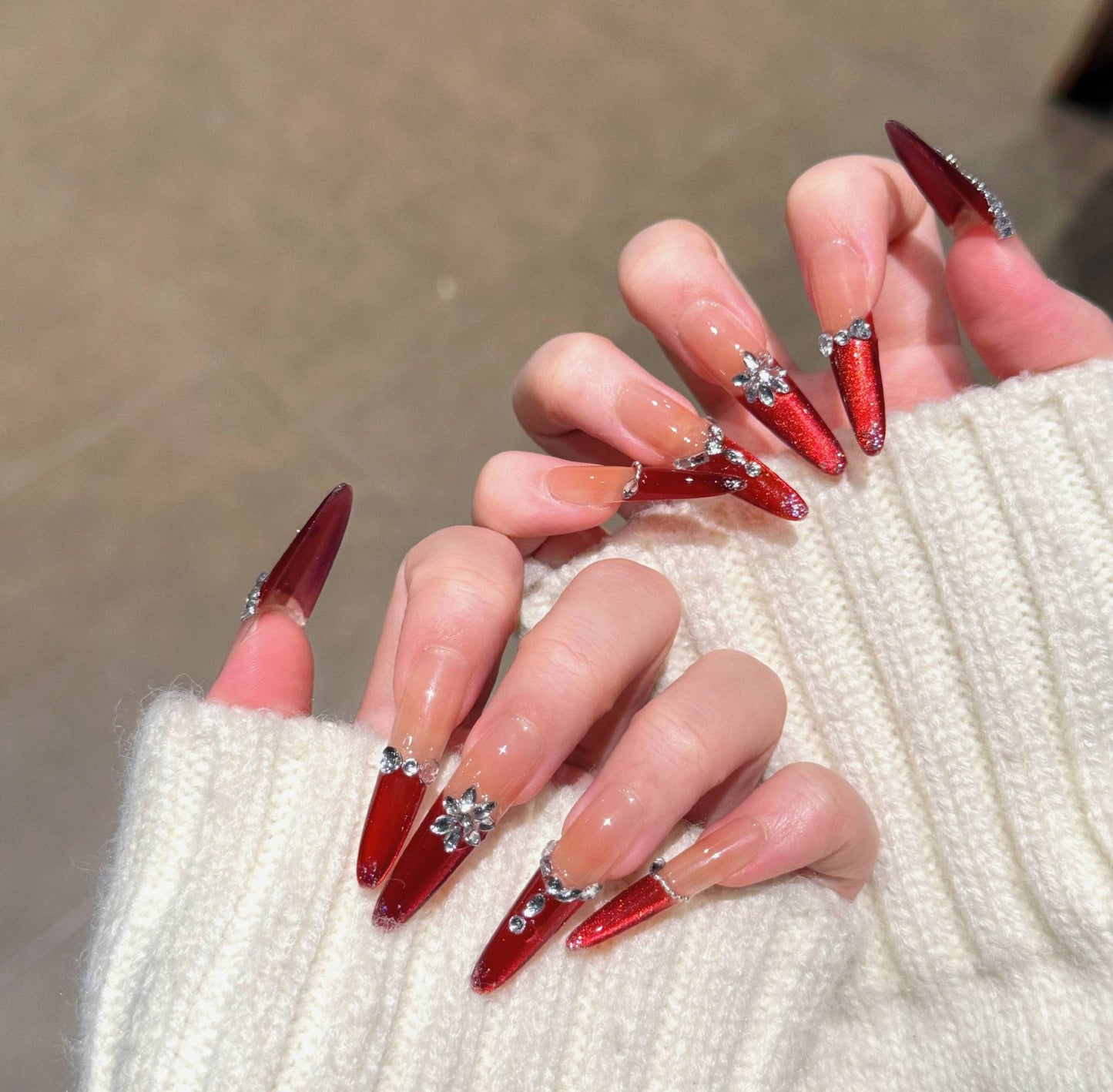 Künstlerische Stiletto Press-On Nagelkunst mit schimmernden Akzenten Brehn