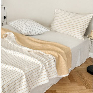 Wendbare Jacquard-Strickdecke mit feinen Streifen & passendem Kissenbezug-Set