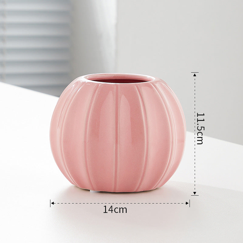 Dekorative Keramikvase mit modernem Rillenmotiv Brehn