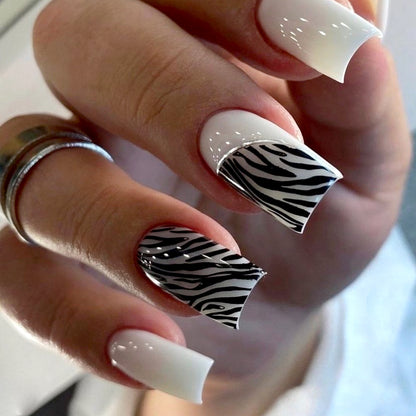 Kunstvolle Nagelverlängerungen mit stilvollem Zebra-Muster Brehn