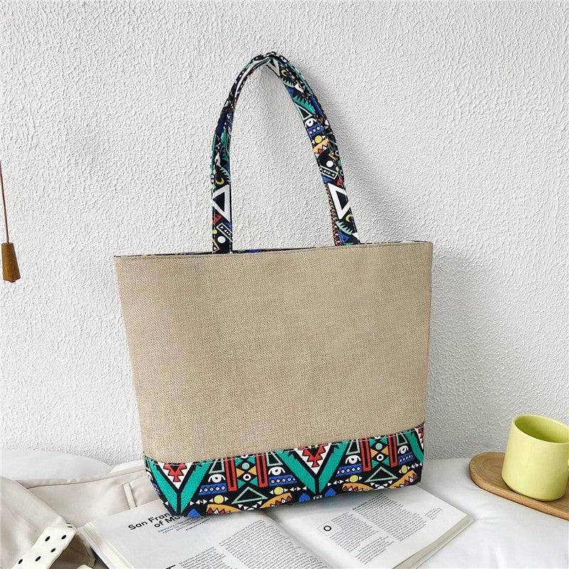 Geometrisch gemusterte Strandtasche