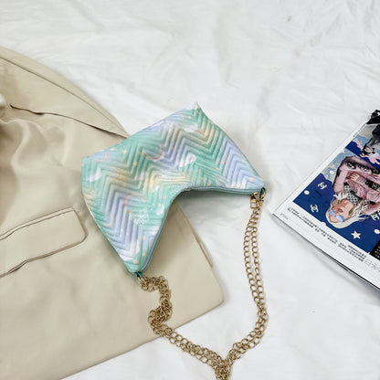 Gepolsterte Clutch-Handtasche mit Ketten-Detail