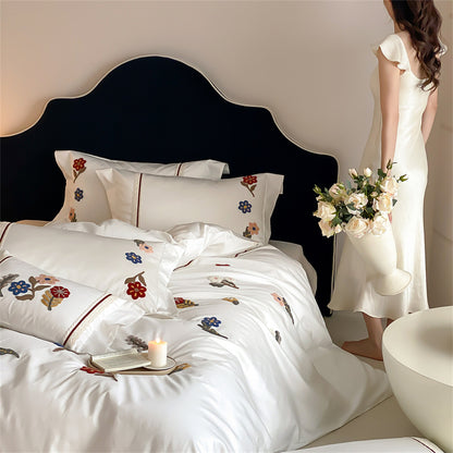 Besticktes Baumwollsatin-Bettwäsche-Set mit floralen Applikationen und Zierbordüre