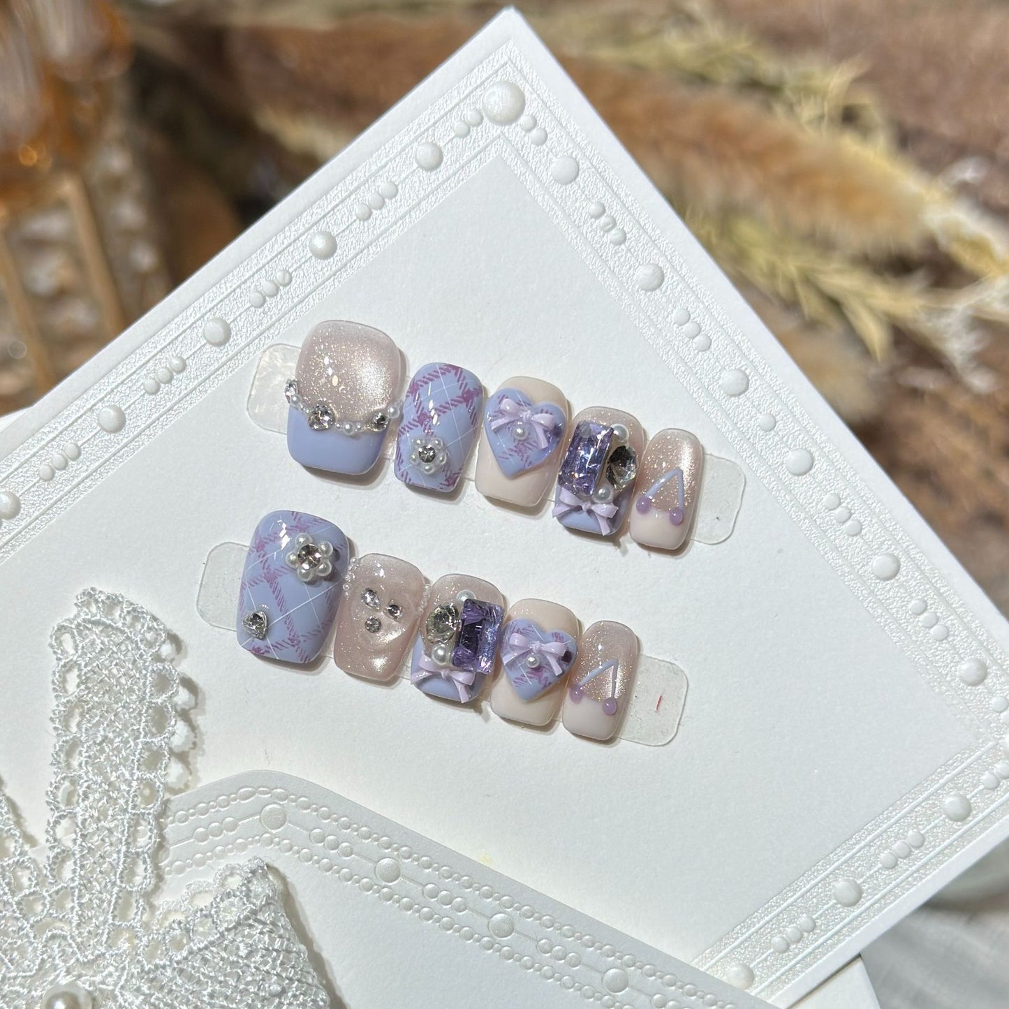 Dekorativer Luxus Druck-Nagelset mit elegantem Bogen und Edelsteinakzenten Brehn
