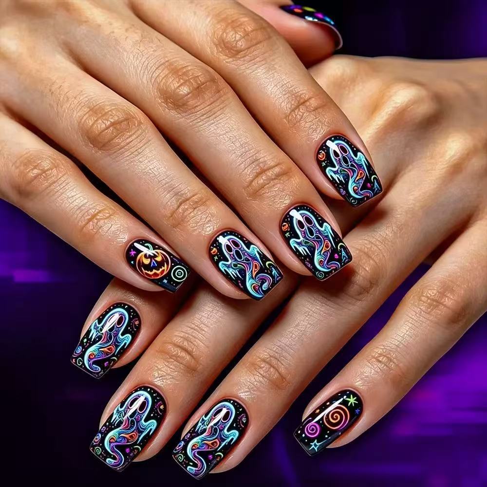 Kreatives Kunstnagelset mit bunten Halloween-Motiven und Glitzereffekten Brehn