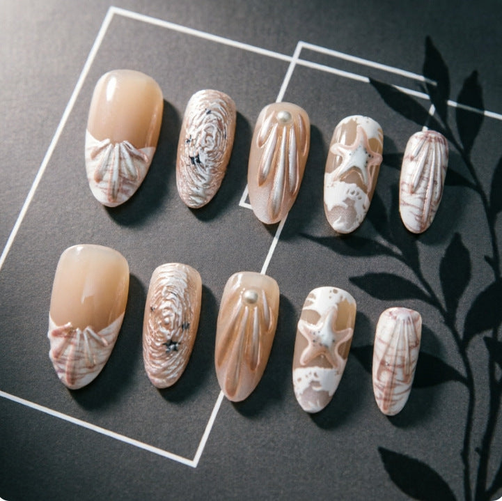 Elegante Nagelspitzen mit Maritimem Design Brehn