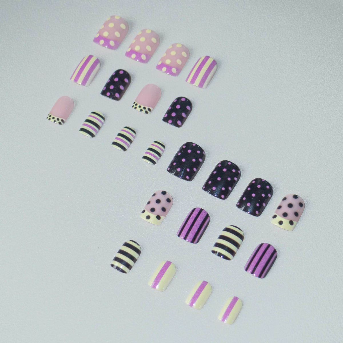 Künstlerisches Gestreiftes und Punktmuster Nagelkunst-Set