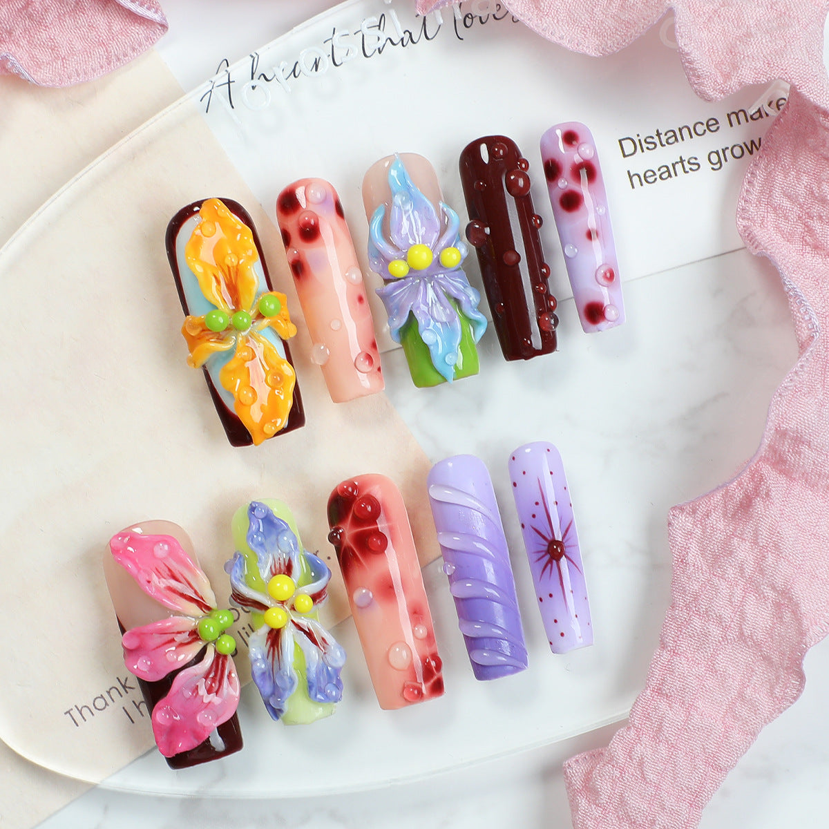 Kreatives Kunstnagelset mit elegantem Floral-Design und Glitzerakzenten Brehn