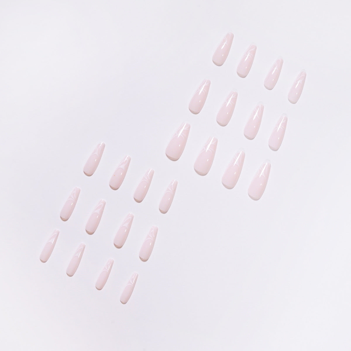 Kunstvolle Nagelverlängerungen mit elegantem Fluid-Design Brehn