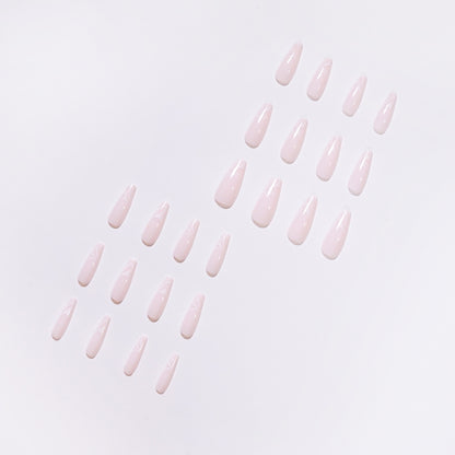 Kunstvolle Nagelverlängerungen mit elegantem Fluid-Design Brehn