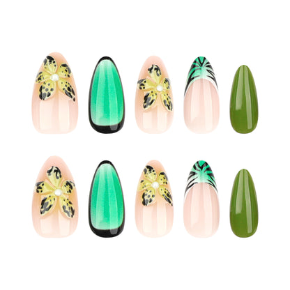 Kunstvolle Gel-Nägel mit floralem Design und Glitzereffekten Brehn