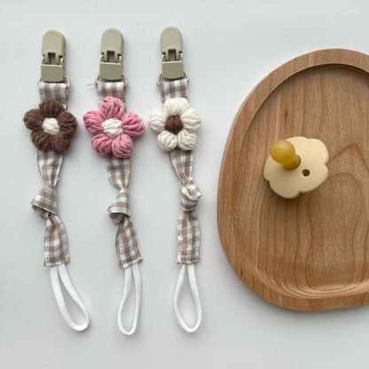 Schnuller- und Beißringclip mit Holz-Sicherheitsclip und gehäkelter Blume
