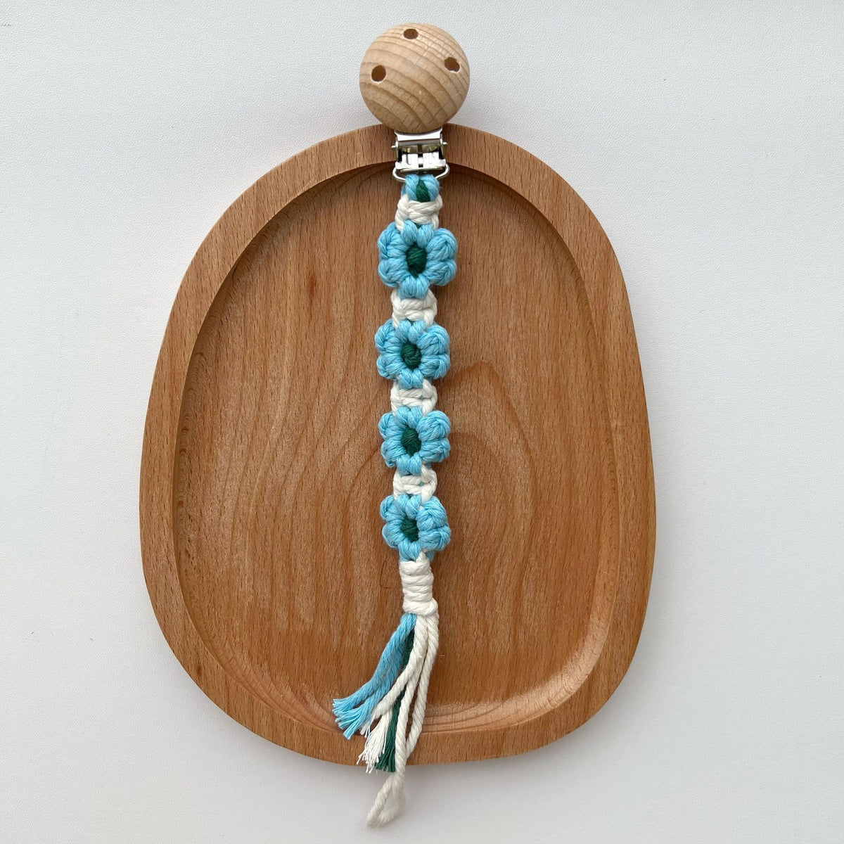 Makramee Blumen Schnullerclip mit Holz-Sicherheitsklammer