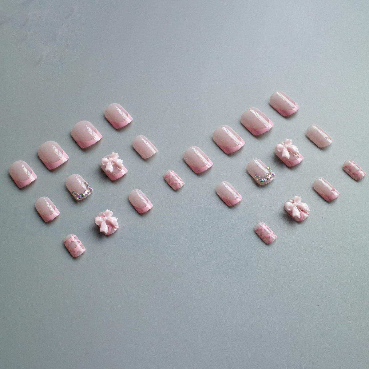 Dekorativer Nagelkunst-Set mit Schleifenakzenten
