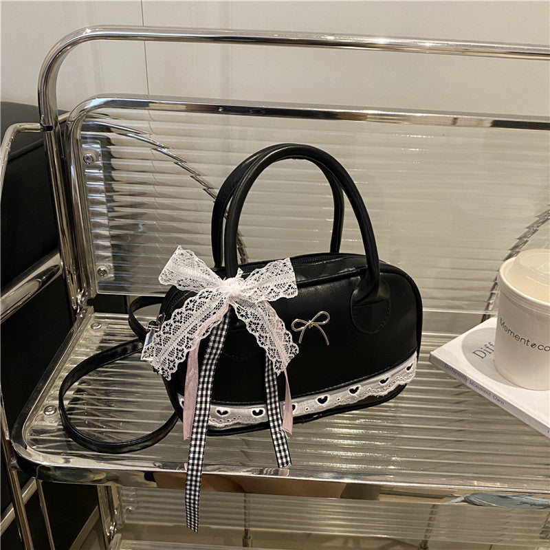 Elegante mit Spitzenbesatz verzierte Bogenhandtasche Brehn
