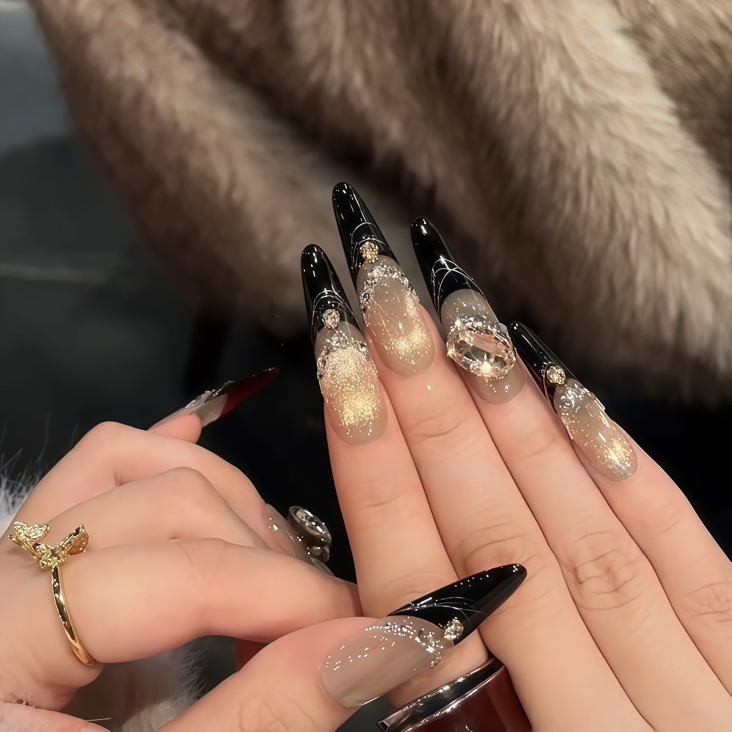 Glamouröse Kunstnägel mit Extravagantem Strass- und Glitzereinsetzen Brehn