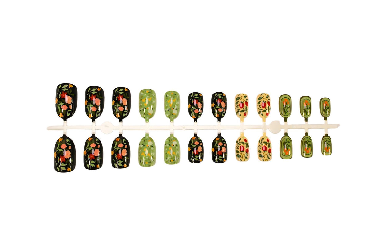 Kunstnagelset mit floralen Motiven und Glitzerakzenten Brehn