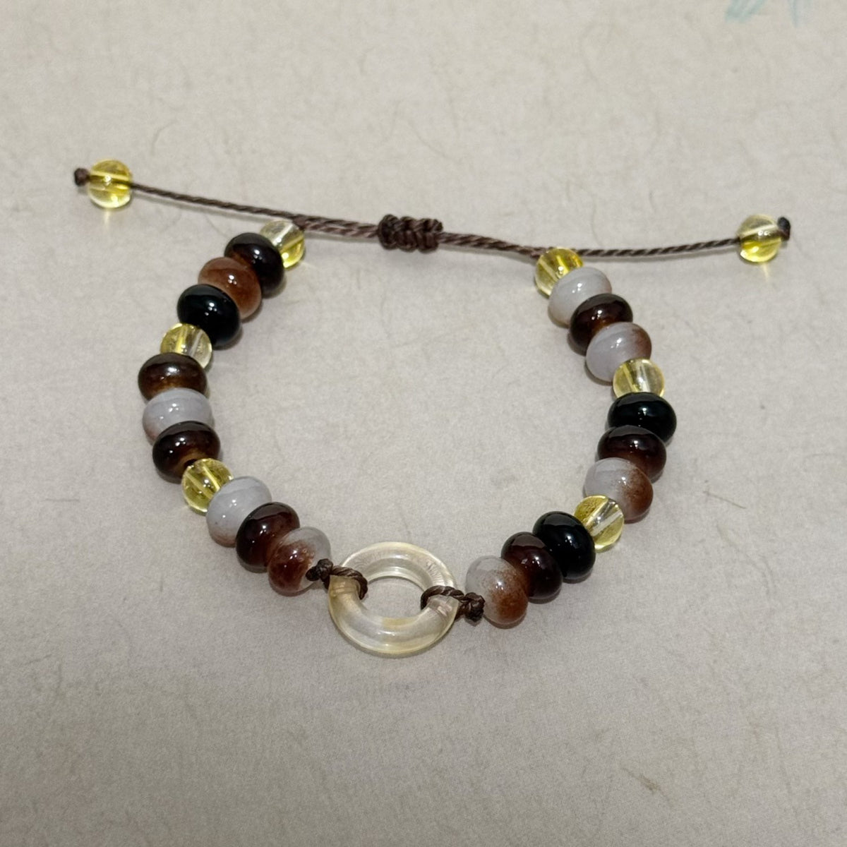 Verstellbares Edelstein- und Glasperlenarmband Brehn