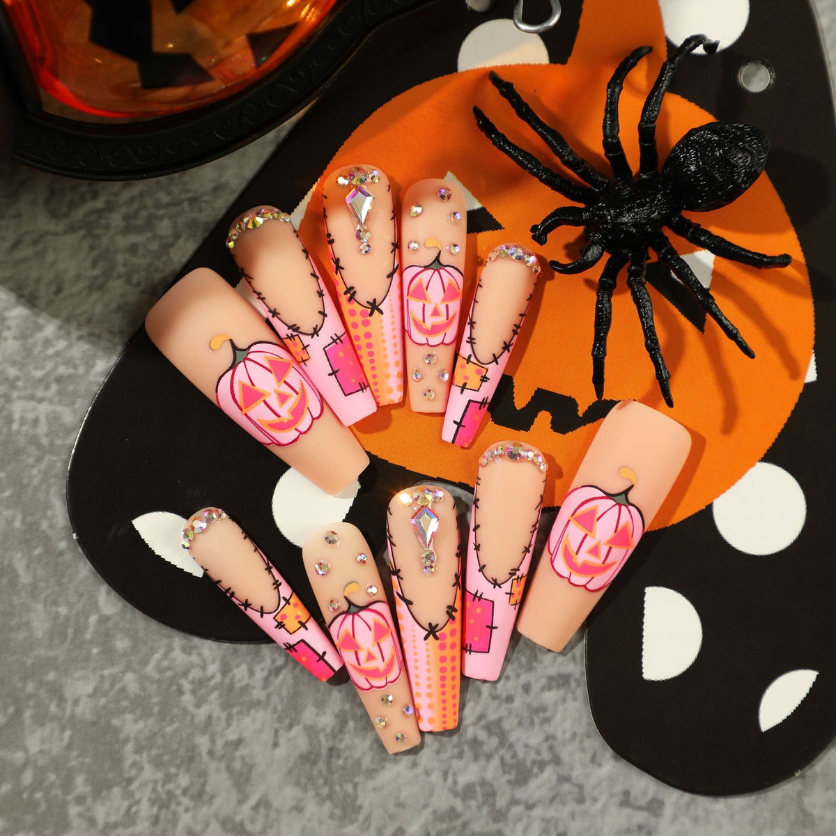 Künstliche Nagelkunst mit Halloween-Motiv Brehn