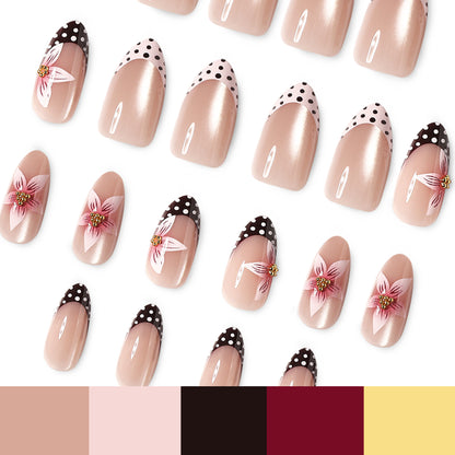 Kunstvolle Nagelverlängerungen mit Blüten- und Punktedesign Brehn