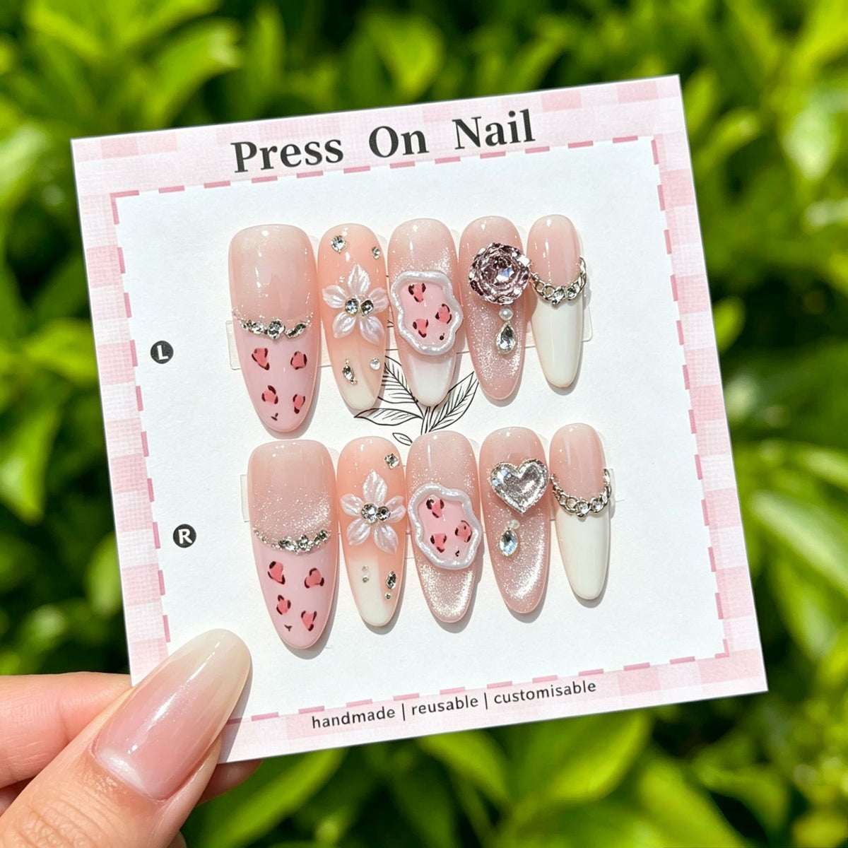 Künstlerisches Press-On Nail Art Set mit niedlichen Charakteren und Schleifenakzenten