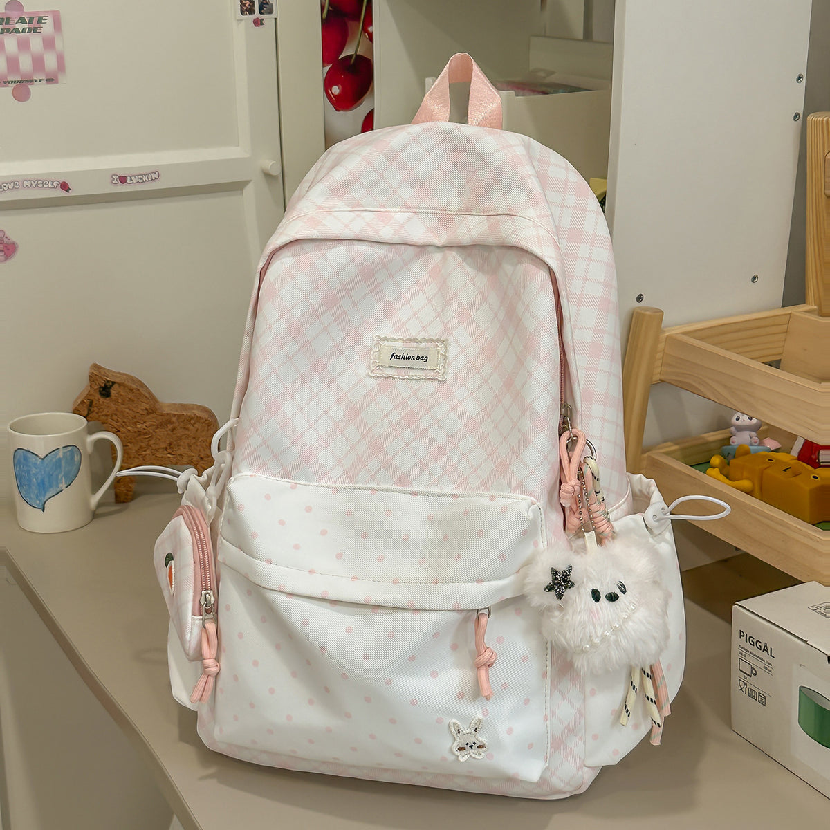 Stylische Karomuster-Rucksack mit lustigen dekorativen Akzenten Brehn